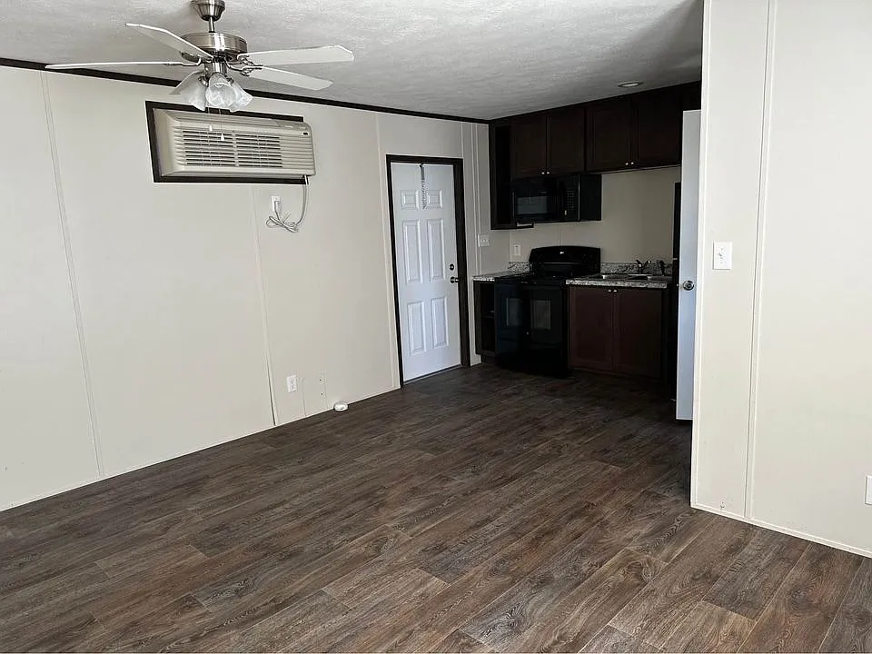 Studio, 300 sqft, $600 — Photo 4