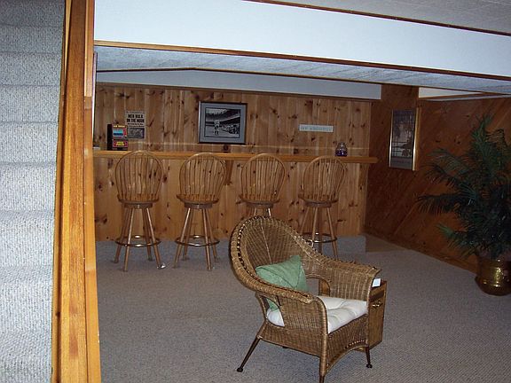 walk-out basement w/ bar 