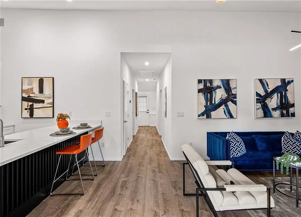 3 bed, 1200 sqft, $2,500 — Photo 3