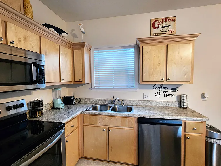 1023 W Blount St — Photo 12