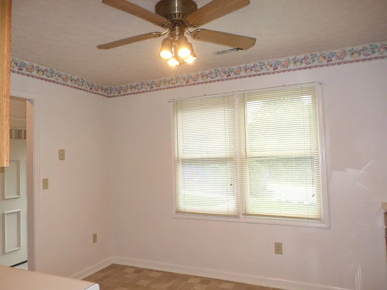 1724 Emerald St — Photo 6