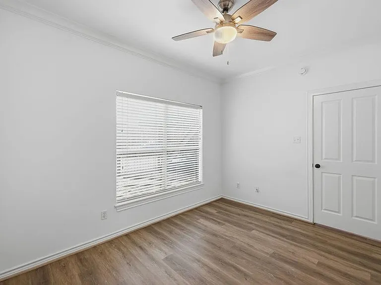 110 E Detering St — Photo 14