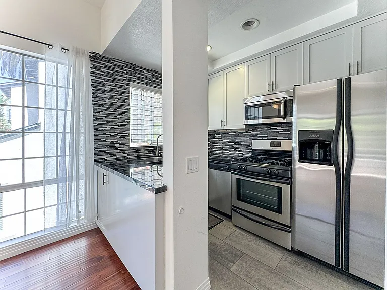 1733 Malcolm Ave #7 — Photo 4