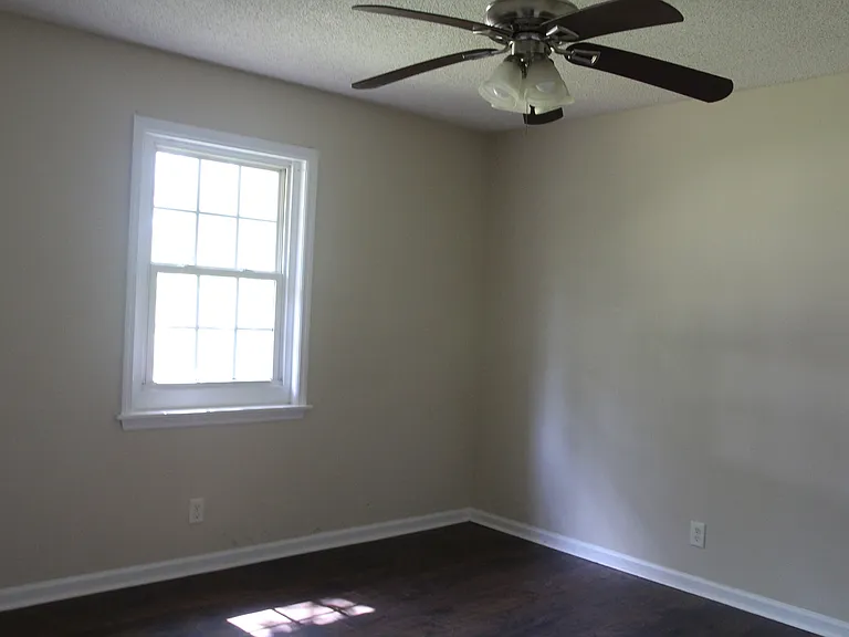 1403 Greenbrier Ct — Photo 7