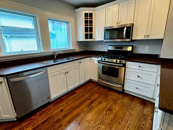 4th image of 1047 Pleasant St