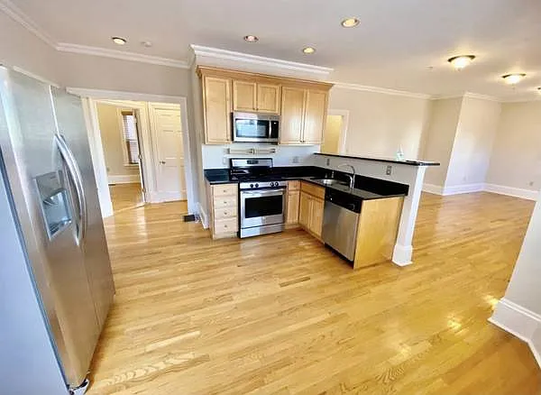 561 Broadway — Photo 1