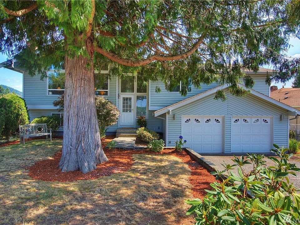 Beautiful Split Level! Vaulted Ceilings in living room and dining room.