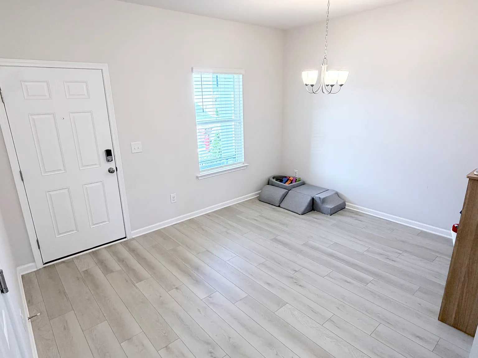 4 bed, 2053 sqft, $2,700 — Photo 4