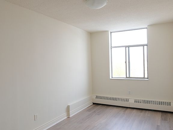5th image of 34 Centre St W #908