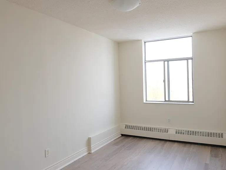 34 Centre St W — Photo 6