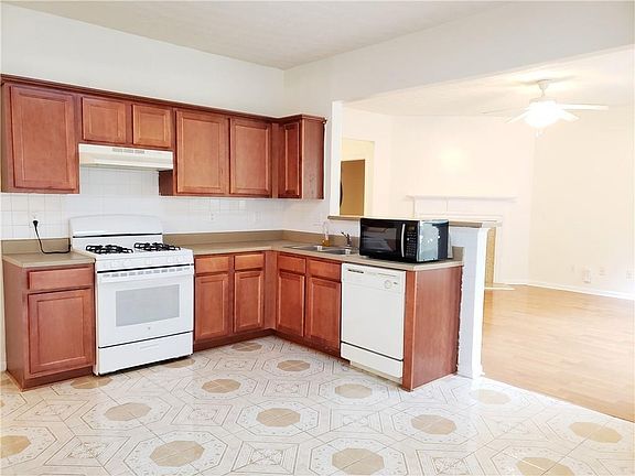 4th image of 135 Laurelton Cir