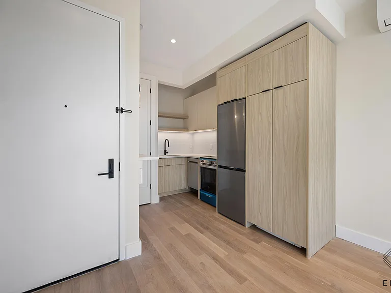 1080 Rogers Ave #4L — Photo 2