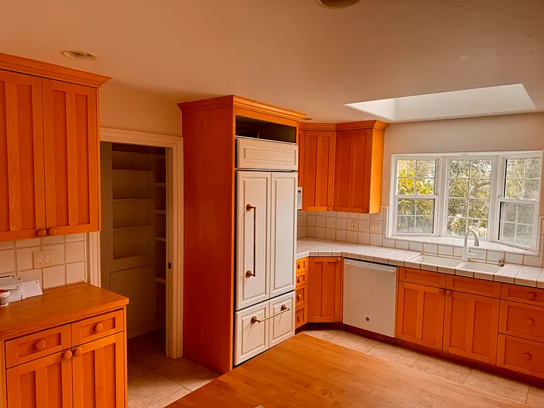 Kitchen w/pantry