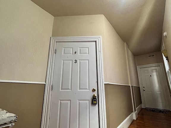 4th image of 422 London St APT 3