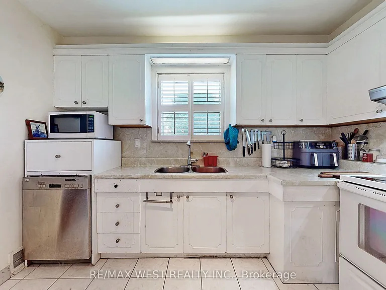 139 Ranee Ave #MAIN FLOOR — Photo 12
