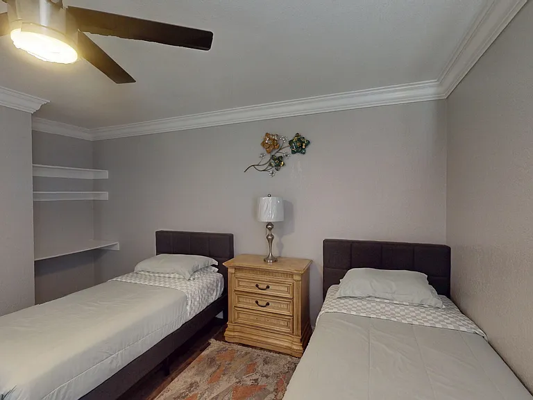 E Avenue J — Photo 17