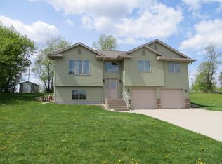 670 Cedar Ridge Ave, Le Center, MN 56057