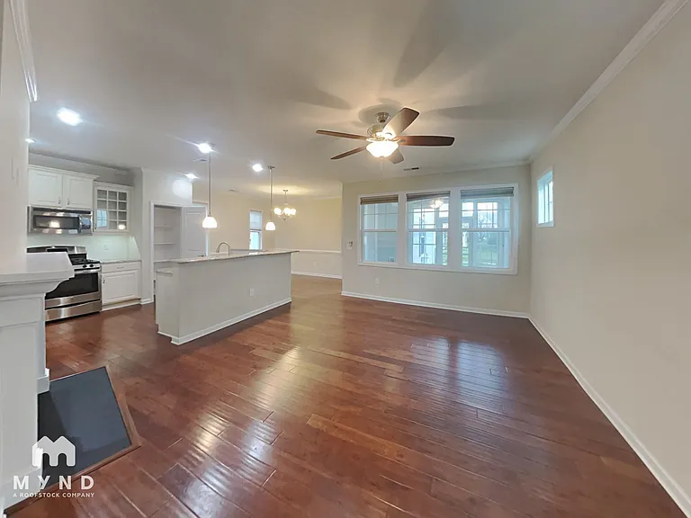 1033 Pemberly Ave — Photo 2