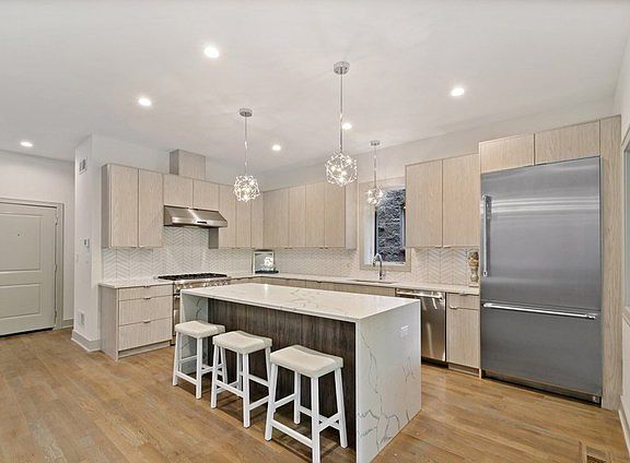 3rd image of 1229 W Carmen Ave #1N