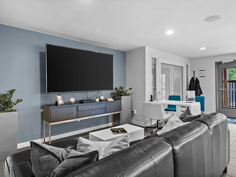 Aero Apartments — Photo 16