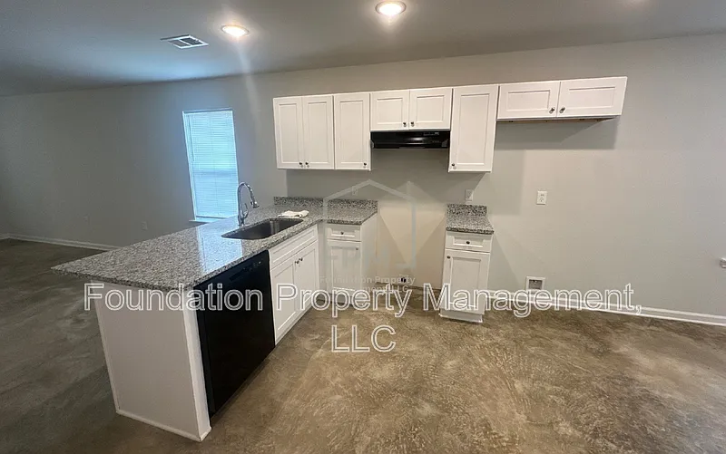 3 bed, 2.0 bath, 1225 sqft, $1,550 — Photo 3