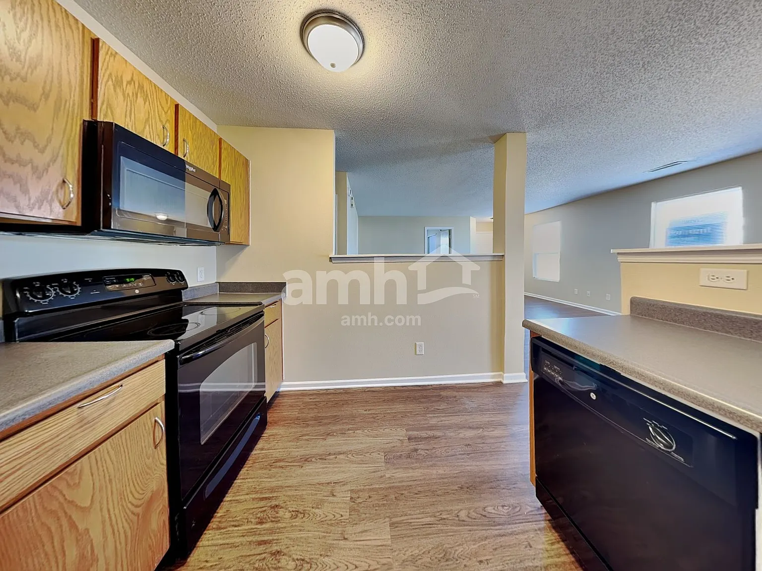 3 bed, 2.0 bath, 1200 sqft, $1,645 — Photo 3