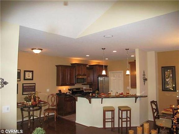 kitchen with brkfst bar