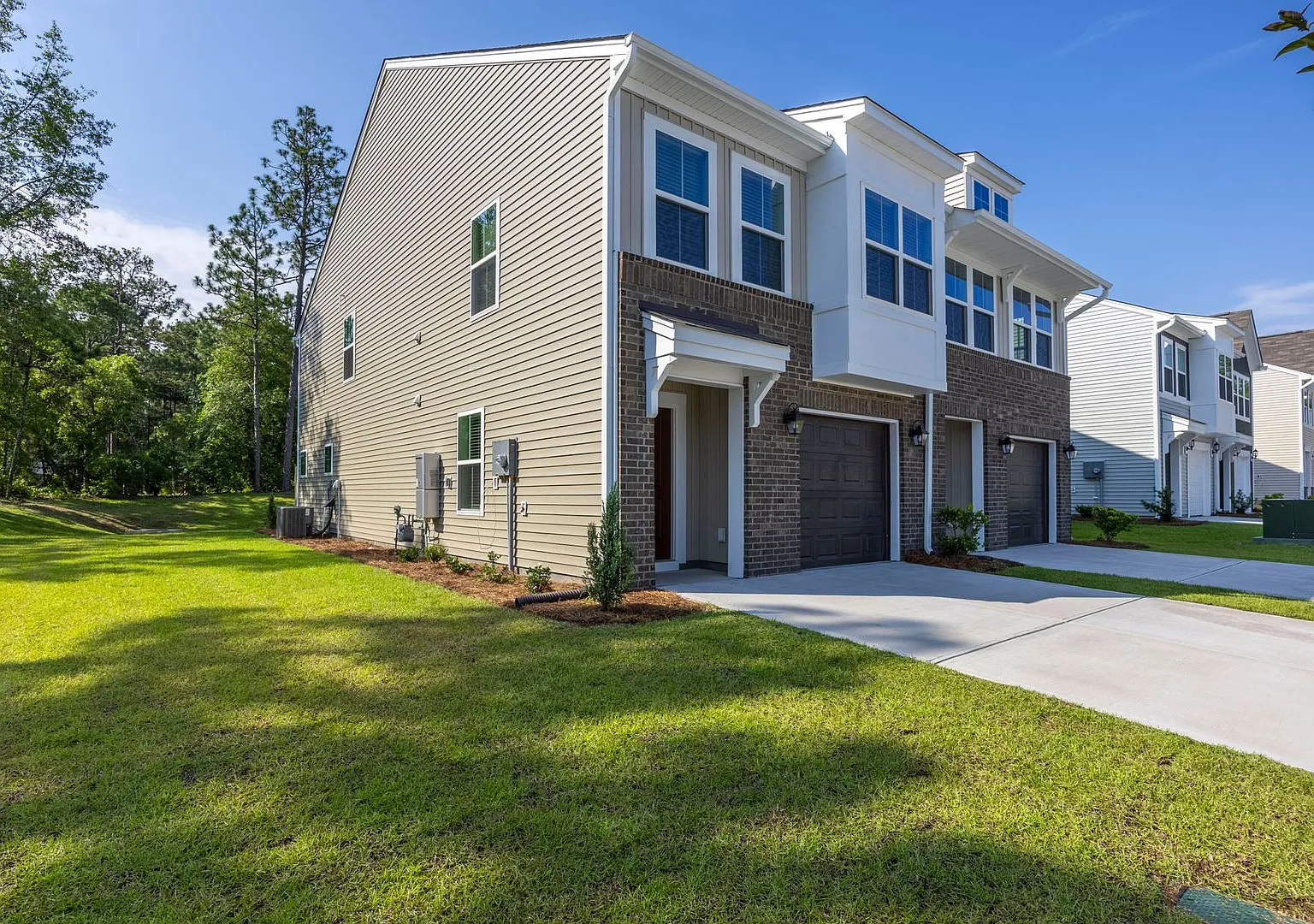 Modern 3 Bedroom In Lexington's Murray Village — Photo 2