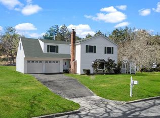 18 S Village Dr, Bellport, NY 11713