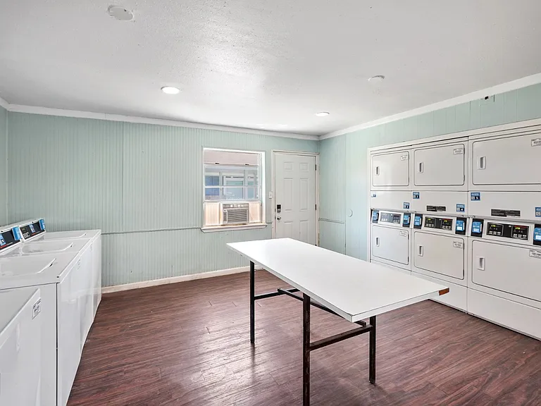 Embassy House — Photo 17