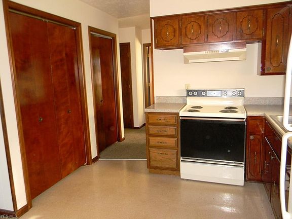5th image of 629 Edwards St