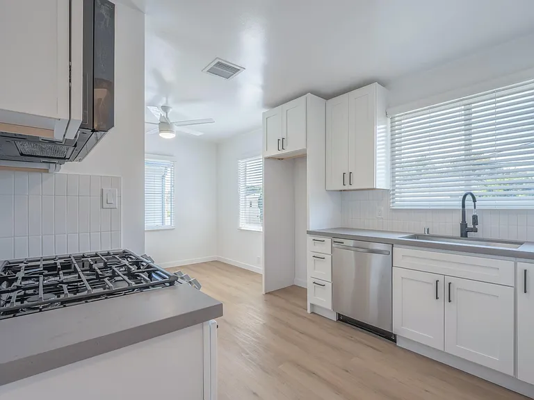 3201 S Barrington Ave #F — Photo 8
