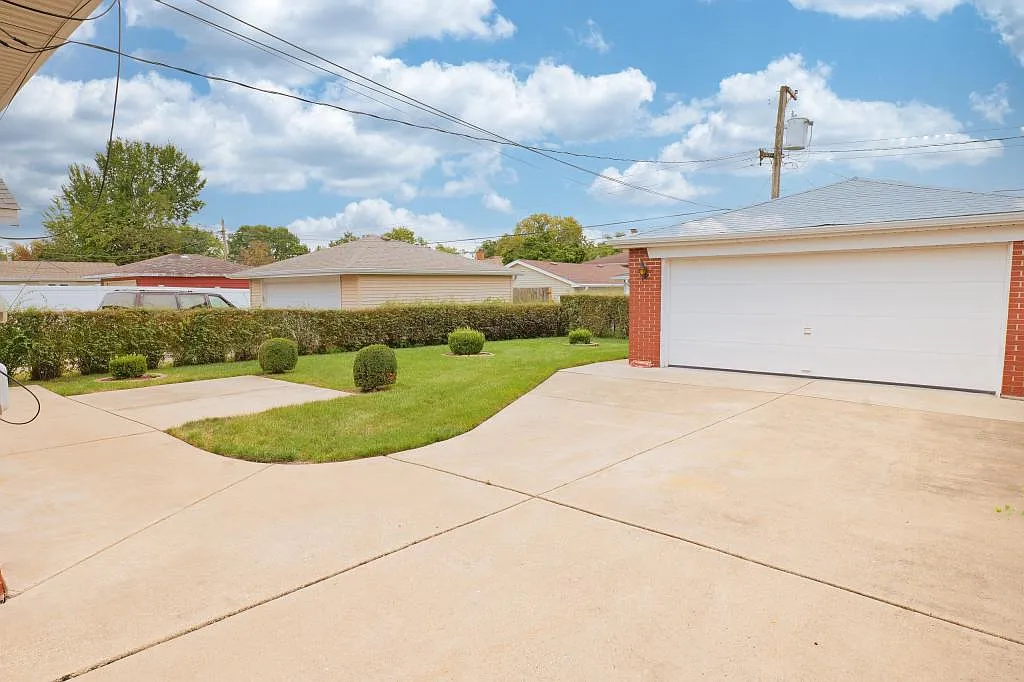 4537 W 100th Pl — Photo 3