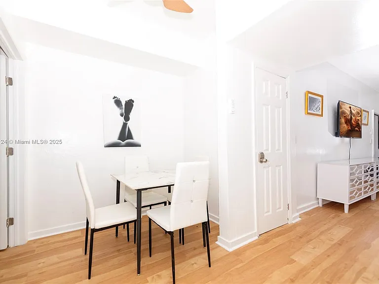 545 Michigan Ave #2 — Photo 16
