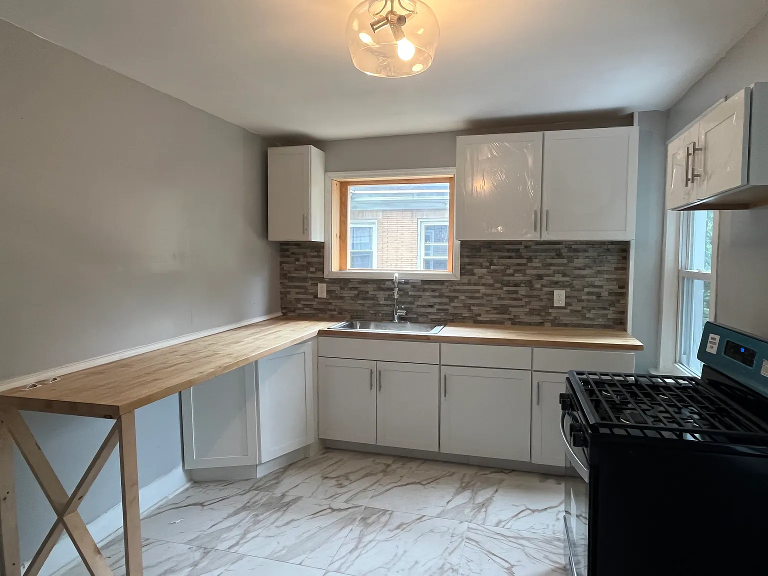 3 bed, 900 sqft, $2,300 — Photo 2