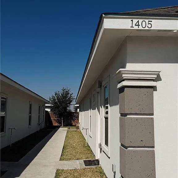 1405 S Yankton St #4 — Photo 2