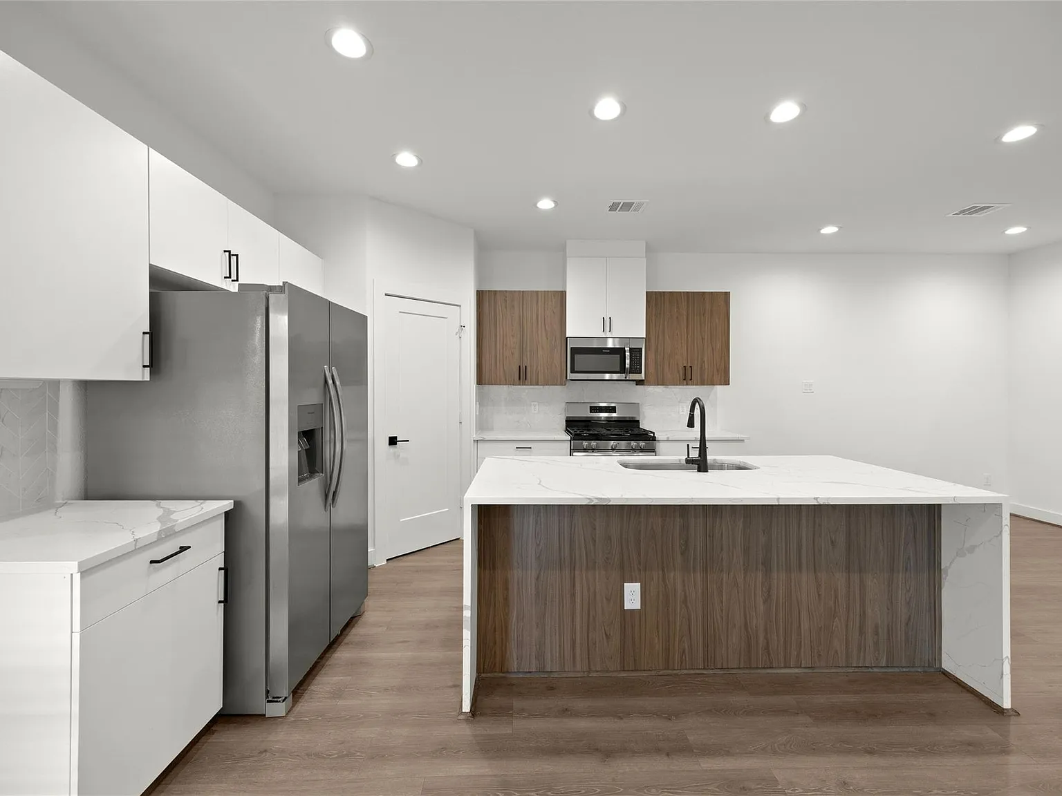 5 bed, 3.0 bath, 2236 sqft, $2,850 — Photo 4