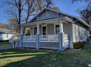 1114 W Vine St, Taylorville, IL