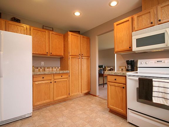3rd image of 2375 Canyon Hills Dr