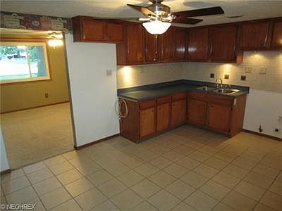 5th image of 845 Stanford Ave