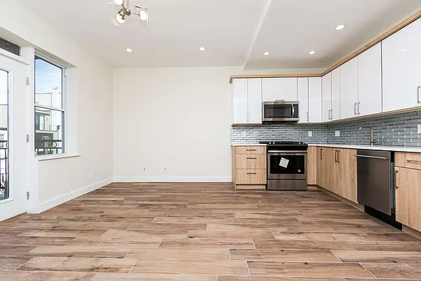 Rented by Remax Real Estate Professionals | media 28