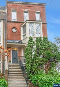 110 Kensington Dr, Fort Lee, NJ, 07024
