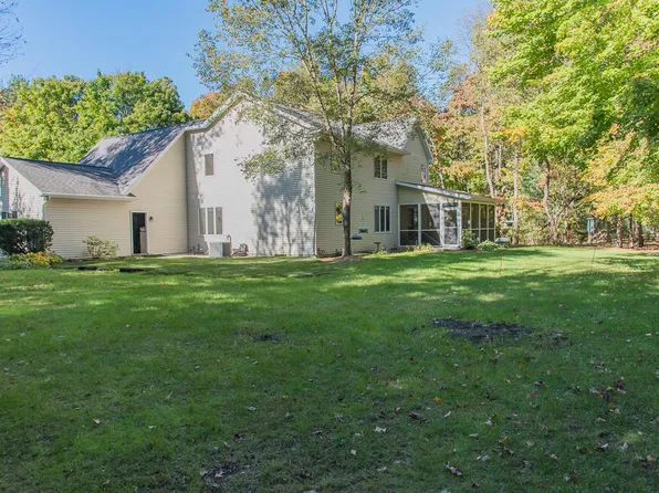 27600 Rolling Pines Ct, Lawton, MI 49065