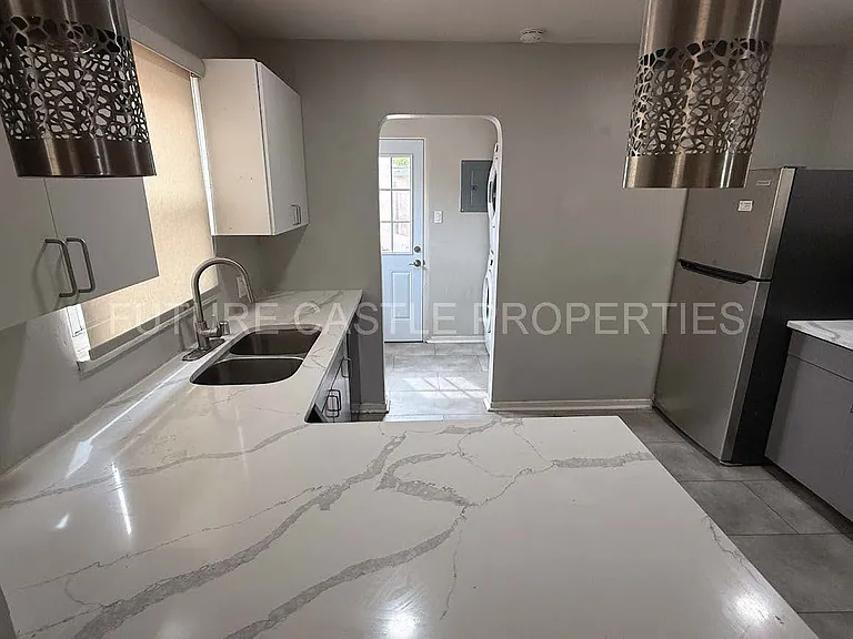 1009 Bryn Mawr Dr NE — Photo 2