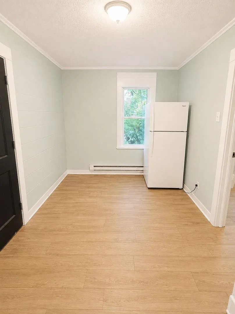 Beautifully Updated 1 Bedroom Home Pet Friendly $950/Month — Photo 3