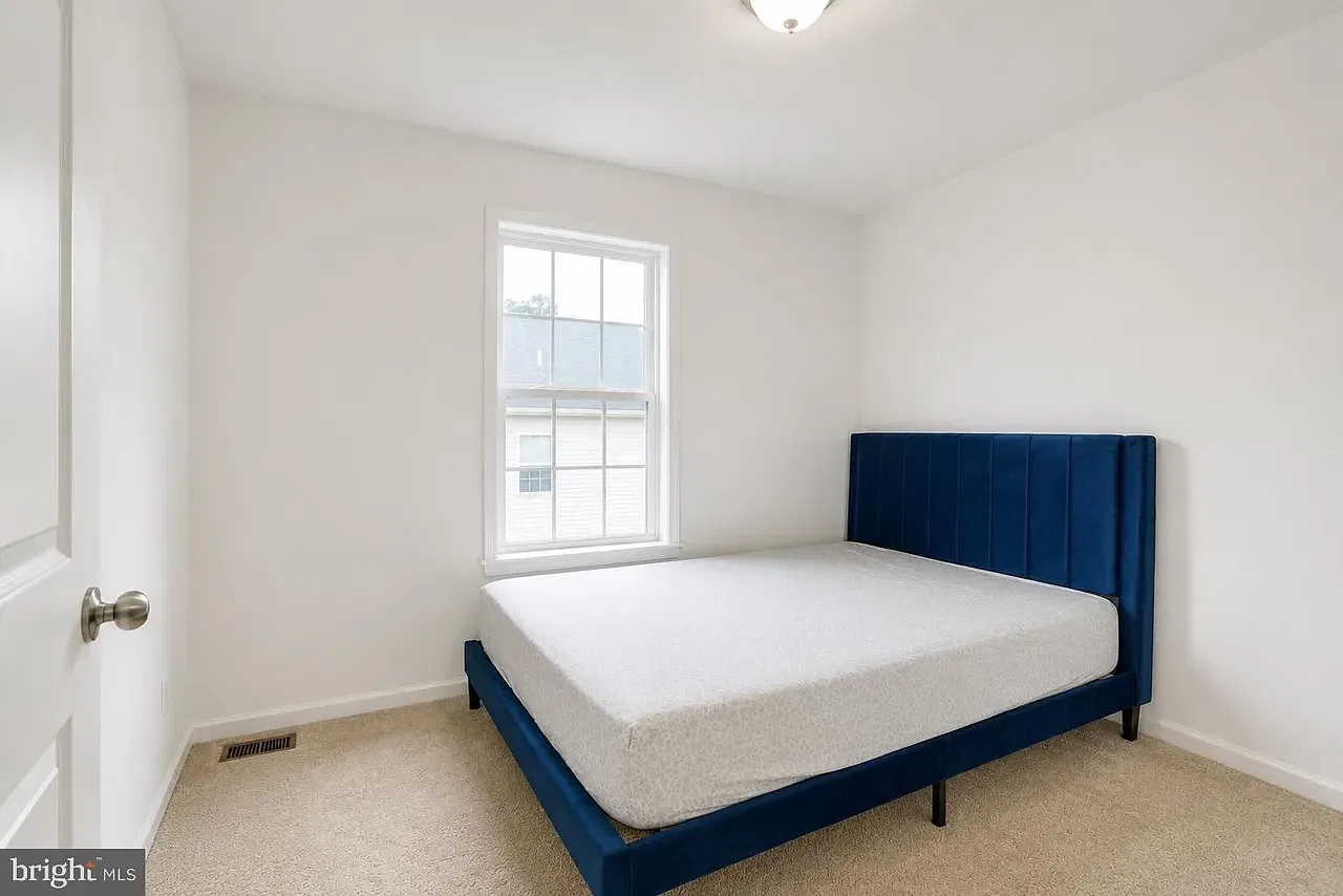 3 bed, 2178 sqft, $3,300 — Photo 3