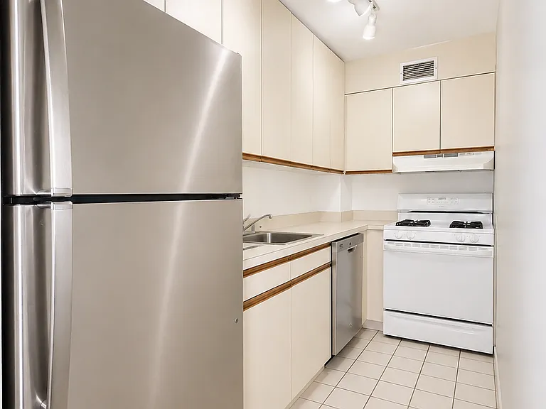 400 E 14th St #5D — Photo 3