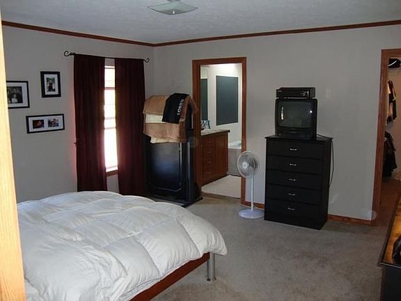 Good size master with walk-in closet and master bath