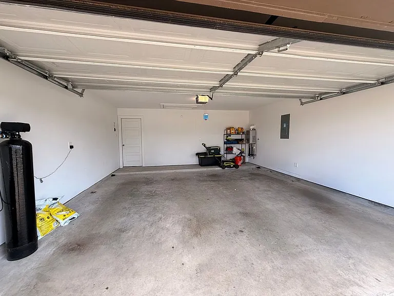 1210 Hughes Crossing Dr — Photo 21