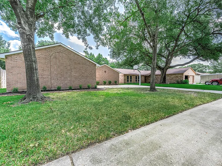 11210 Daybreak Ln — Photo 4